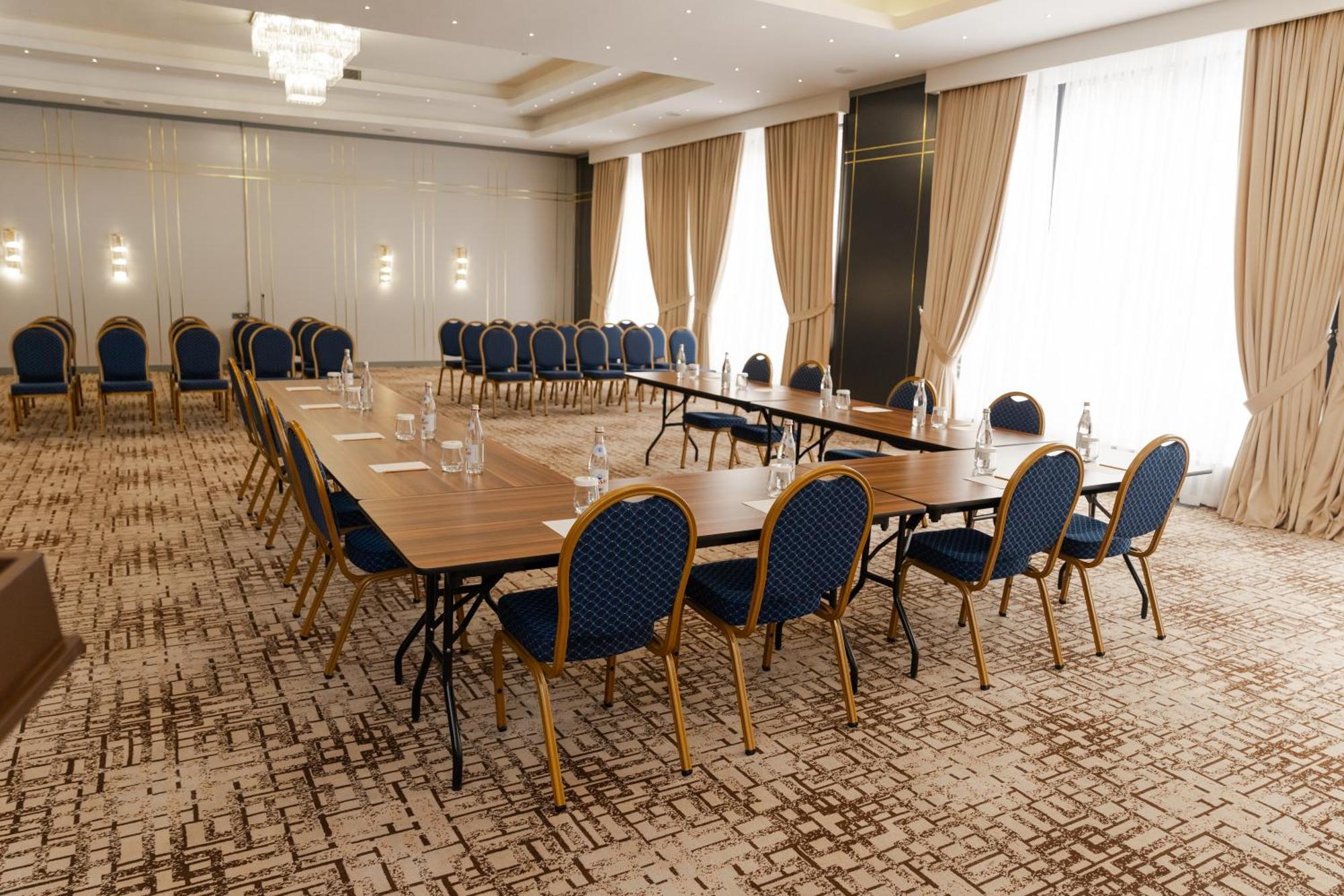 Park Dedeman Almaty Otel Dış mekan fotoğraf